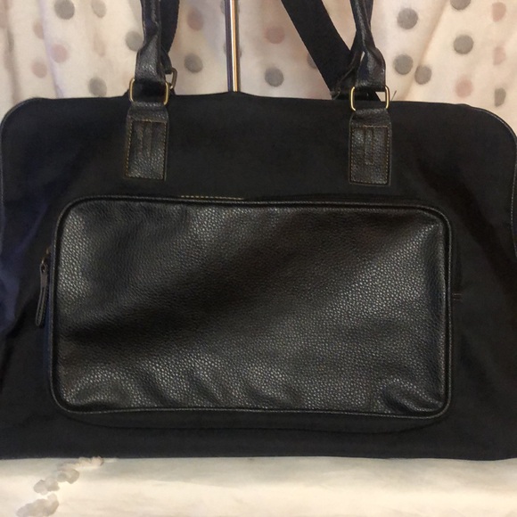 ELIZABETH ARDEN large black nylon and faux leather overnight bag. Detach straps. - Picture 4 of 7